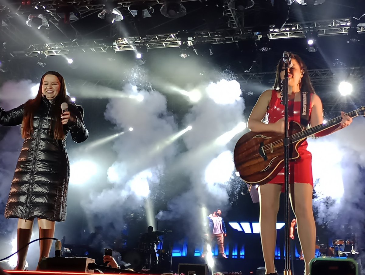 Elinha01's tweet photo. De ontem. Primeiro show de muitos dessa tour maravilhosa 💖💖
#touridentidade @MaiaraMeM @Maraisa @MaiaraeMaraisa @centraldamem @uniaodefasmem @PatrulhaMeM https://t.co/GaeHAvCGC2