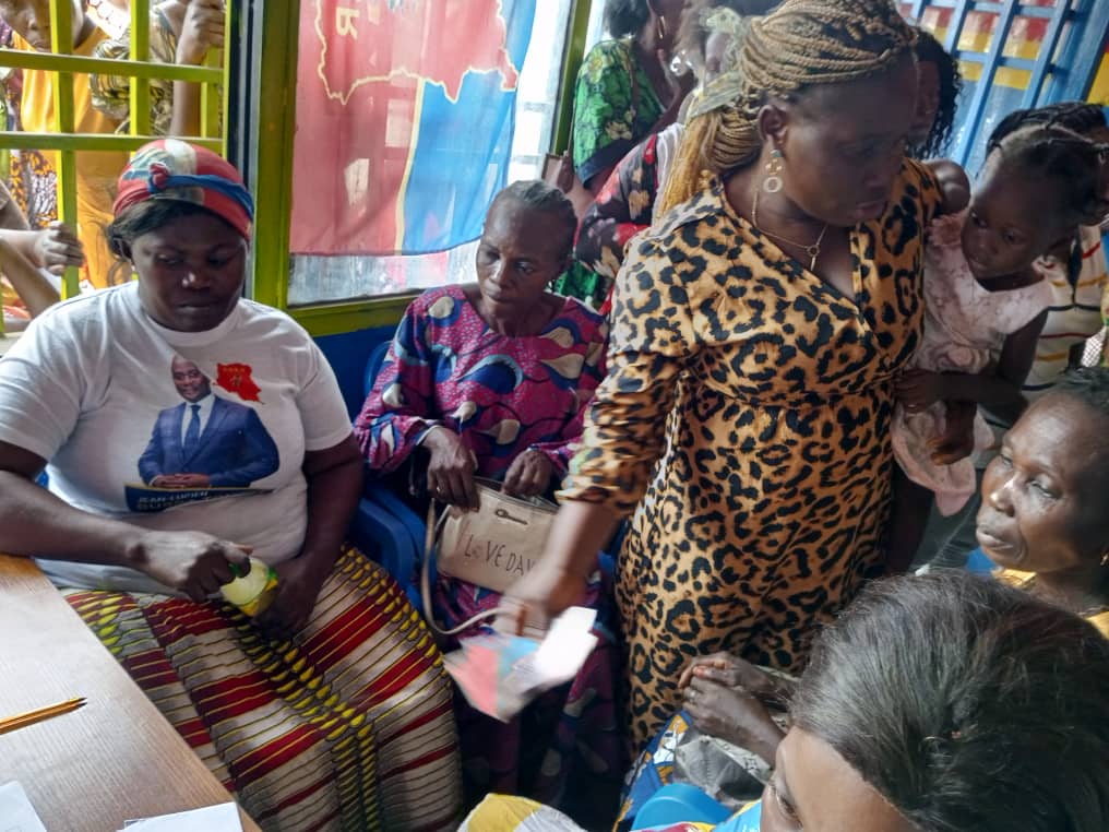 isako_patrick's tweet photo. Plus de 100 Mamans des Quartiers #TELECOM #BADIANDIGI #MATSHOTSHO, Membres de LISANGA NA BOMOKO #LNB, ont bénéficié des Micros crédits à Taux 0%. La Candidate Députée #CDER Mme Dorothée KANKOLONGO MULUMBA à NGALIEMA, fidélise par le biais de l'autonomisation de ses électeurs. https://t.co/mlVXkn7Nse