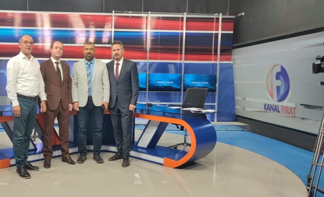fen_cemil's tweet photo. @KANALFIRAT da Canlı yayımlanan @metinkarisan23  hazırladığı ve sunduğu #Öğrenciİşleri programında okulumuzu tanıttık.  
Bize bu imkanı sunan TV kanalımıza ve program yapımcısına teşekkür ederiz #VizyonerOkul
@mehmetyigitmem 
@muratbalta06 
@elazigmem 
@OBirtekocak 
@zekiakbiyik https://t.co/TLv6bOdaA8