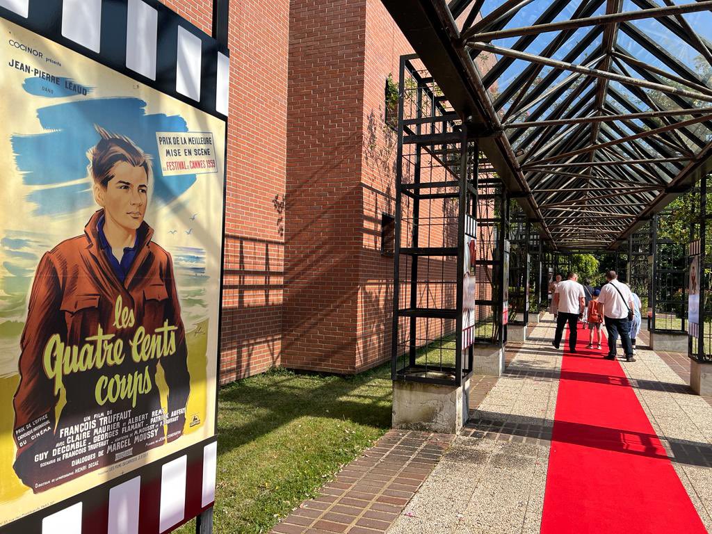 EureenNormandie's tweet photo. Vernissage de "Pop-corn et projecteur, une histoire du #cinéma dans l'#Eure" avec @DianeLeseigneu1. Témoignages, objets, photographies, projections… 🍿On vous donne rendez-vous aux Archives départementales, et à l’Hôtel du Département à Évreux pour découvrir l'exposition. https://t.co/A8BPi7WqHg