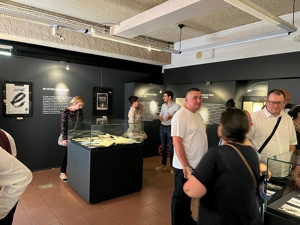 EureenNormandie's tweet photo. Vernissage de "Pop-corn et projecteur, une histoire du #cinéma dans l'#Eure" avec @DianeLeseigneu1. Témoignages, objets, photographies, projections… 🍿On vous donne rendez-vous aux Archives départementales, et à l’Hôtel du Département à Évreux pour découvrir l'exposition. https://t.co/A8BPi7WqHg