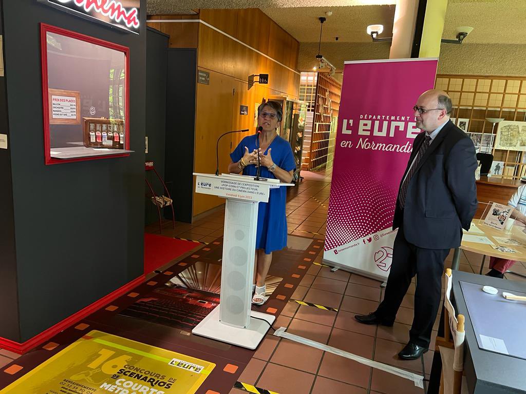 EureenNormandie's tweet photo. Vernissage de "Pop-corn et projecteur, une histoire du #cinéma dans l'#Eure" avec @DianeLeseigneu1. Témoignages, objets, photographies, projections… 🍿On vous donne rendez-vous aux Archives départementales, et à l’Hôtel du Département à Évreux pour découvrir l'exposition. https://t.co/A8BPi7WqHg