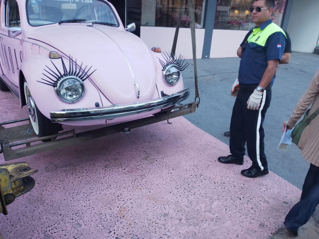 juanvillalbapy's tweet photo. Muy lindo el Fusca pero estaba obstruyendo el paso peatonal al estacionar o exhibirse sobre la vereda, como se puede percibir al bloquear al peaton y su carrito de bebé! Corralon! https://t.co/bC08n9M7Ci