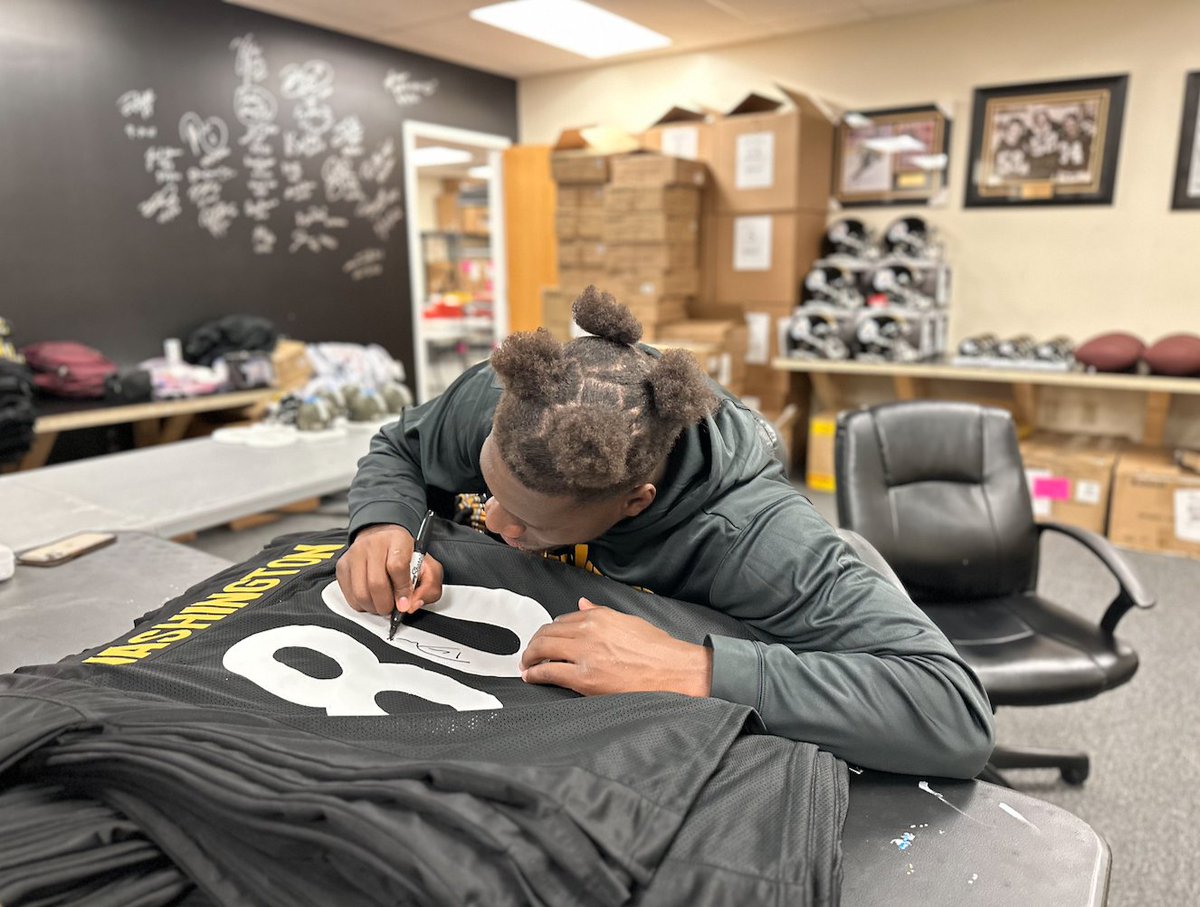 We're going to give a Darnell Washington autographed jersey to someone who retweets this tweet AND follows us!

We'll pick a winner on Monday 6/12!