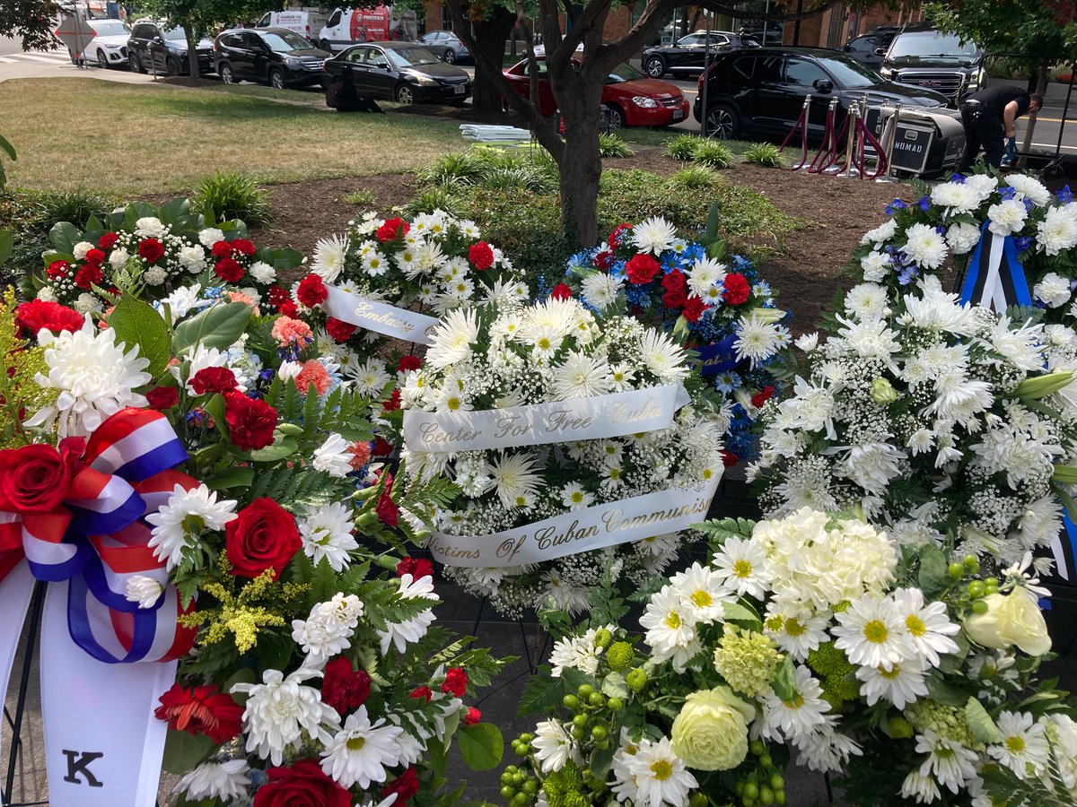 On June 9th, @VoCommunism hosted the Annual Roll Call of Nations Wreath Laying Ceremony. We remember the over 100 million victims killed by communism.

@CubaCenter's executive director @JohnJSuarez laid a wreath at the @VoCommunism Memorial in DC for Cuban victims.

#RememberThem