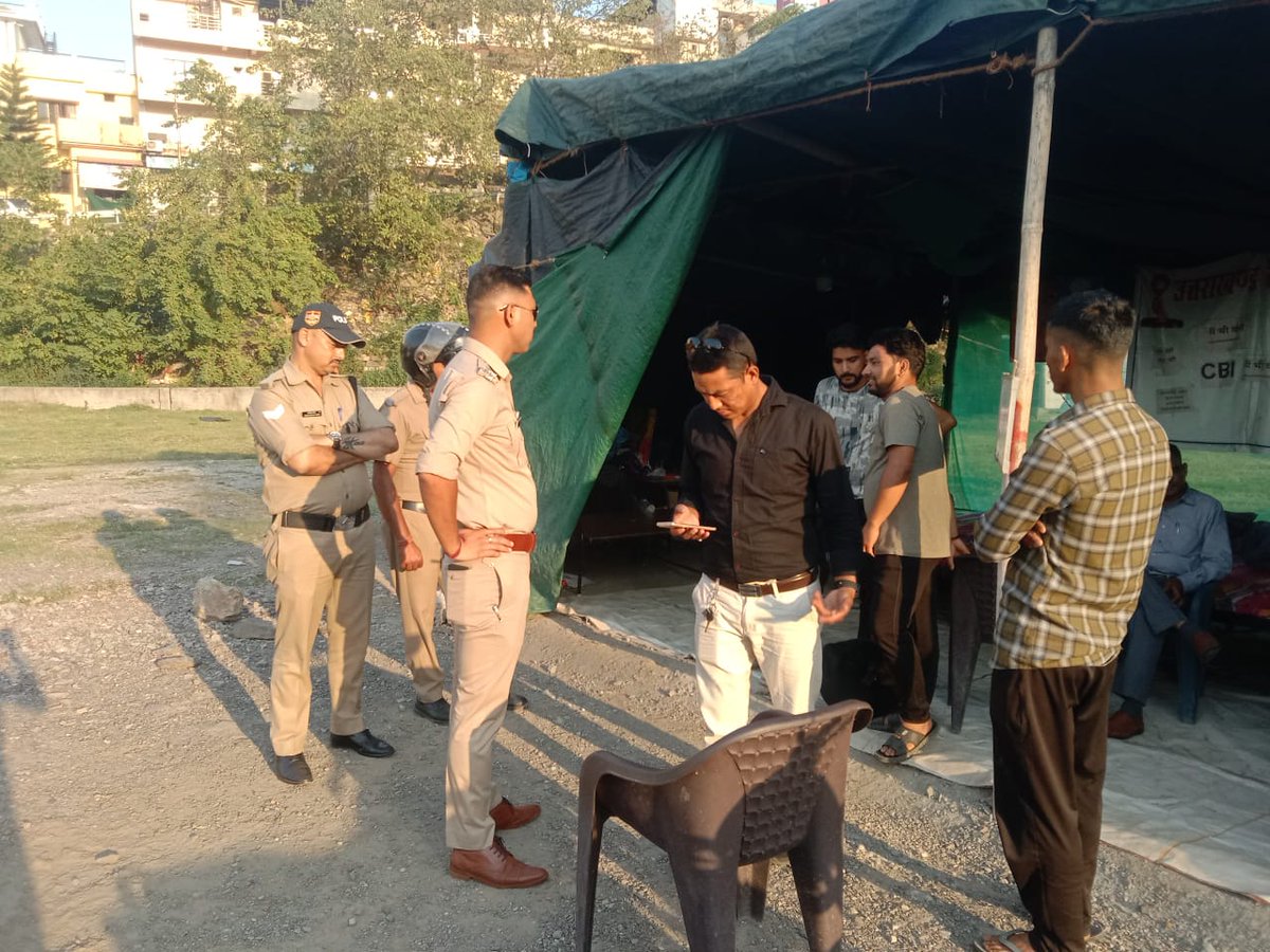 GovindMishraMrj's tweet photo. अभी 2 रोज़ पहले हम देहरादून के एकता विहार स्थित जिस प्रदर्शन स्थल पर गए थे आज उसको पुलिस छावनी में तब्दील कर दिया गया है।

पिछले 100 दिनों से उत्तराखंड बेरोजगार संघ के साथी यहां शांतिपूर्ण प्रदर्शन कर रहे हैं। बॉबी भाई के नेतृत्व में चल रहे इस प्रदर्शन की प्रमुख़ मांग है कि UKSSSC में हुए भर्ती घोटाले की CBI जांच हो।

फरवरी के महीने में देहरादून के गांधी पार्क से शुरू हुए इस रोज़गार आंदोलन को हमारा पूरा समर्थन है। उत्तराखंड सरकार इस आंदोलन के पुलिसिया दमन के प्रयास को छोड़ कर मांगों पर विचार करे वरना ये आंदोलन और भी बड़ा रूप लेगा।