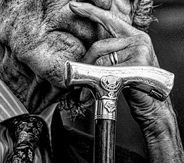 “La #Poesía no reside en la rima ni en el ritmo, ni siquiera en las palabras, sino en el estremecimiento que suscitan: es lo que esta en el beso y no el beso”.
#AntonioGala
facebook.com/photo/?fbid=61…