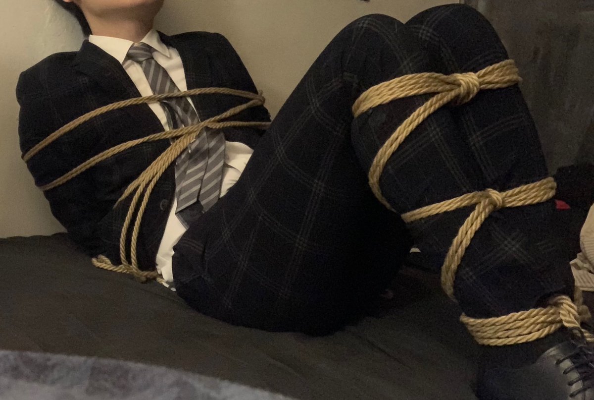 ouoOUO5144's tweet photo. 救救西裝男 還是😈 https://t.co/yZ7hkNXHaW