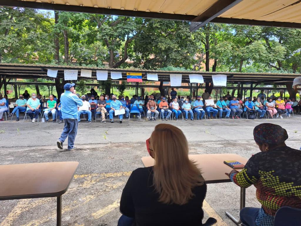 MAS DE 200 TRABAJADORES DESPEDIDOS ARBITRARIAMENTE por la empresa Venovu  (anteriormente Avon. Cosmétics de Vzla)
Exigiendo ser reenganchados a nuestros puestos de trabajo....
Es vergonzoso cómo 30 años y más de servicio le interese tan  poco a los directivos Venovu .<a href="/dcabellor/">Diosdado Cabello R</a>