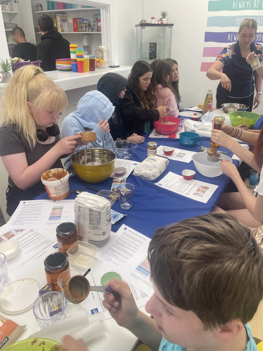 Friday night youth café: Epic delivering a nutritional workshop on how to make healthy protein snacks. The young people's baking skills were certainly put to the test. Great night had by all😋#youthwork @ysortit @YouthScotland @EpicScotland
