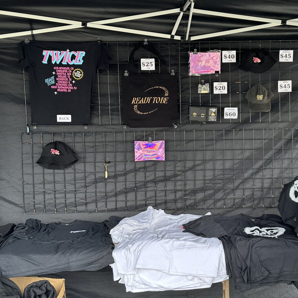 nicakosmos's tweet image. US TWICE MERCH!
#TWICE_5TH_WORLD_TOUR 
#TWICE_5TH_WORLD_TOUR_IN_LA