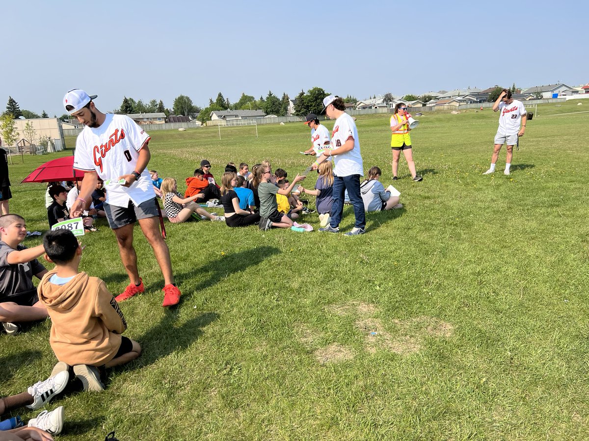 Another great day for a fun run at @thickwoodArts ! Thank you Fort McMurray Giants for coming and being awesome role models!! @fmpsd @APPLESchools @EverActiveAB