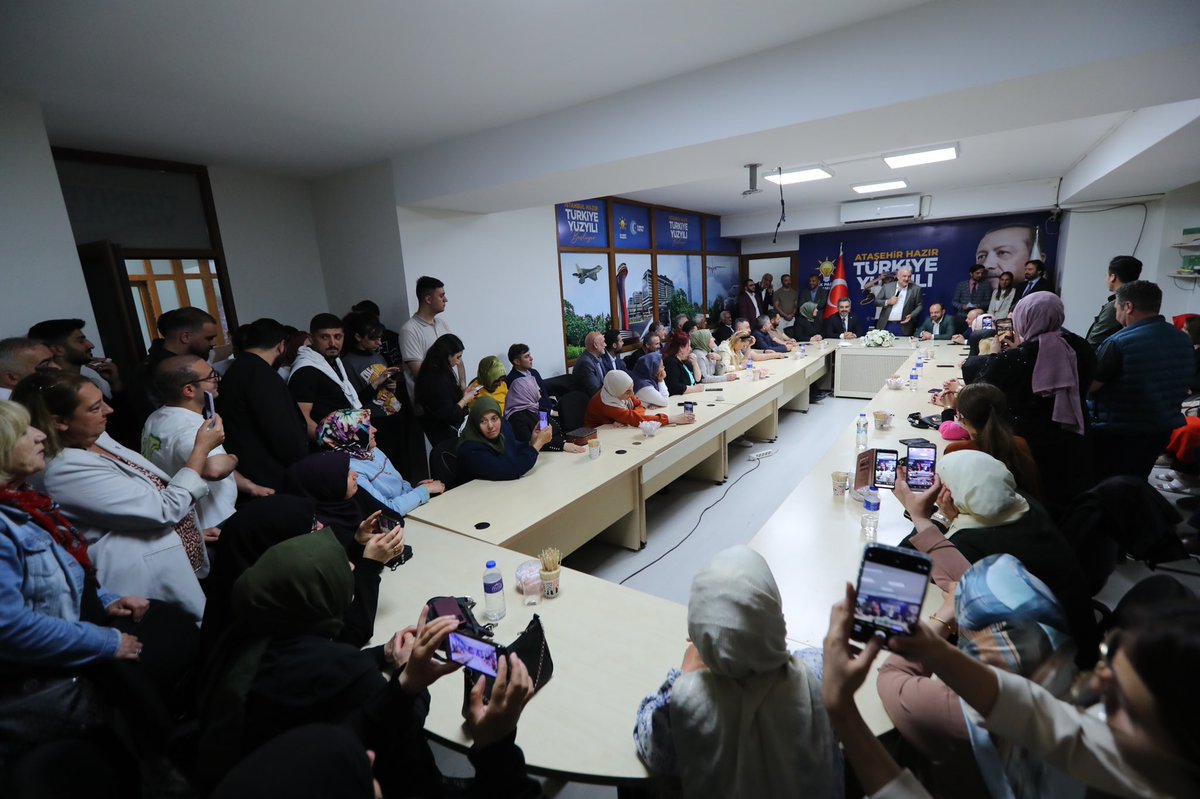 osmannnurika's tweet photo. Milletine, ülkesine, bayrağına büyük bir aşkla bağlı olanlar asla yorulmazlar. 

Seçim süresince bu anlayışı bir an olsun terketmeden çalışan, sokak sokak, hane hane gezen Ataşehir teşkilatımızın tüm kademelerine teşekkür ederim. 

Yeniden İstanbul…

📍Ataşehir https://t.co/fxIGirSGsa