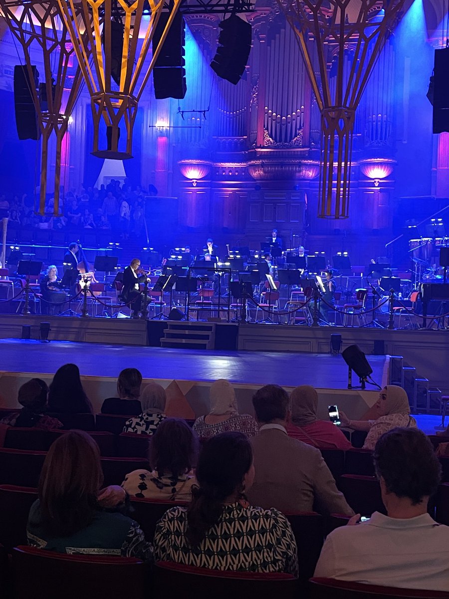 Elizabethstem's tweet image. Jippie. In t Concertgebouw op #souk. Arabische avond.  De muziek is spannend. Kwarttonen en veelsoortige ritmes. Heel oergezellige sfeer, overal markt en muziek in de foyers. Op vakantie in eigen land. Je kan morgen nog gaan!