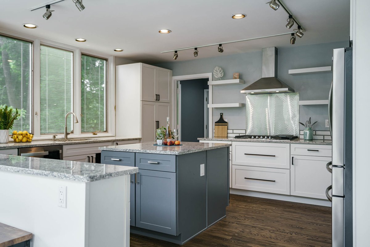 timburkey's tweet image. JUST LISTED | 4110 Moccasin Path, Saint Joseph
Offered at $674,900 | 5 Beds | 3½ Baths | 4,244 ft²

Welcome to this stunning modern home in The Landings. This completely updated home features modern finishes and amenities throughout while retaining some of the totally rad…