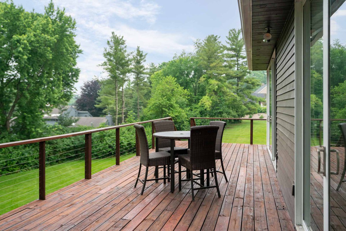 timburkey's tweet image. JUST LISTED | 4110 Moccasin Path, Saint Joseph
Offered at $674,900 | 5 Beds | 3½ Baths | 4,244 ft²

Welcome to this stunning modern home in The Landings. This completely updated home features modern finishes and amenities throughout while retaining some of the totally rad…