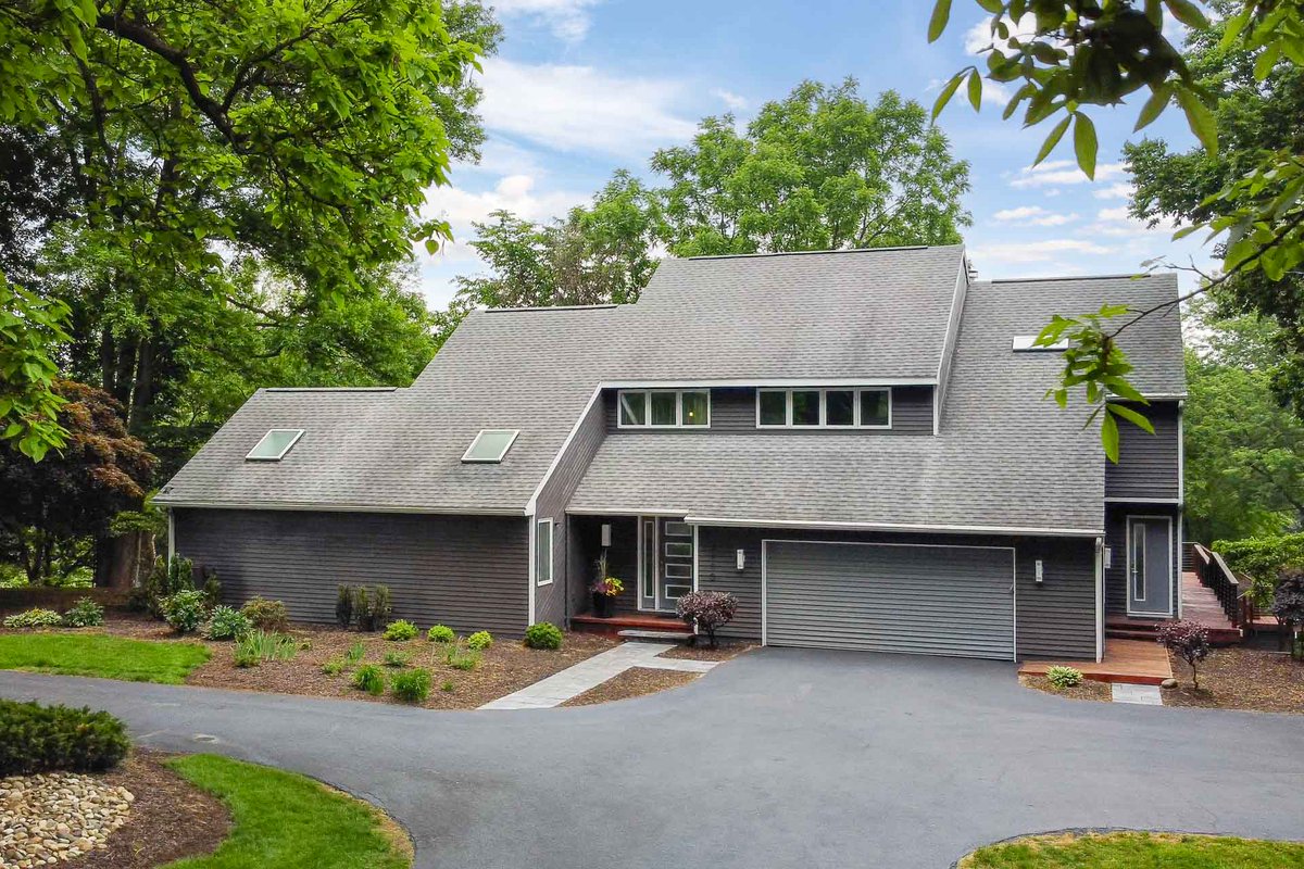 timburkey's tweet image. JUST LISTED | 4110 Moccasin Path, Saint Joseph
Offered at $674,900 | 5 Beds | 3½ Baths | 4,244 ft²

Welcome to this stunning modern home in The Landings. This completely updated home features modern finishes and amenities throughout while retaining some of the totally rad…