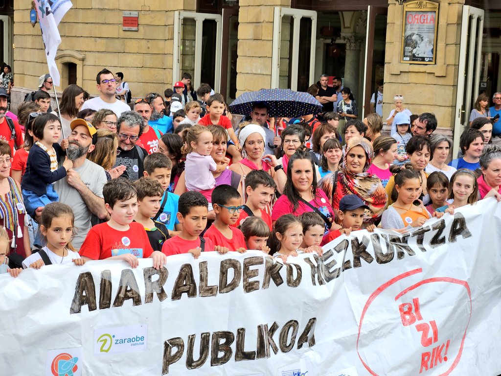 Euskal eskola publikoaren aldeko aldarria bizirik eta ozen gaur Bilboko kaleetan.
#EuskalEskolaPublikoa