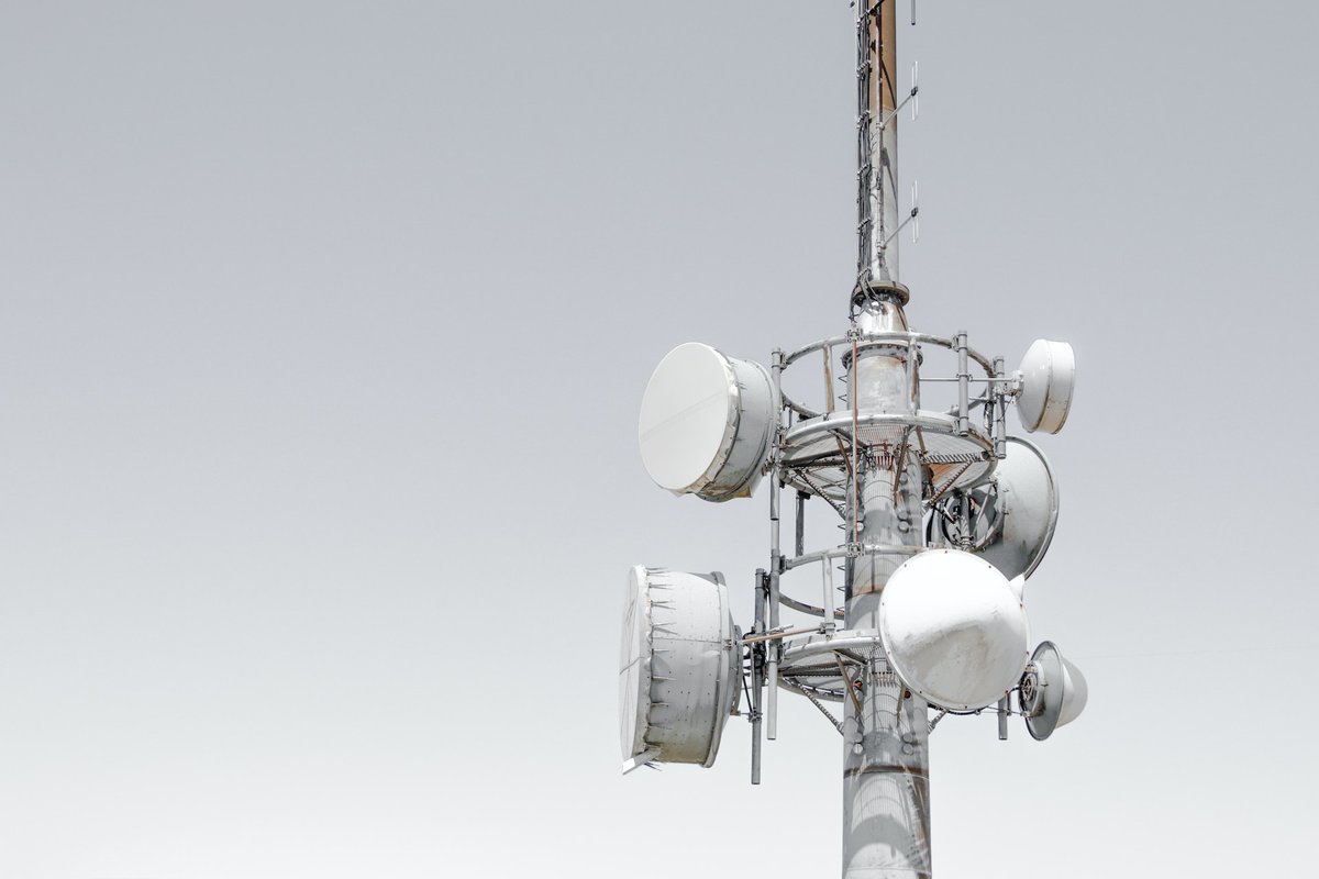 takebackourtech's tweet photo. House hunting? Did you know you should consider EMF radiation proximity? 🏡 Experts suggest a safe distance from cell towers is about half a mile. Use https://t.co/6NjewSY5m6 to check for nearby towers. Prioritize EMF safety. #TakeBackOurTech #EMFSafety https://t.co/6vJk4GNDkH