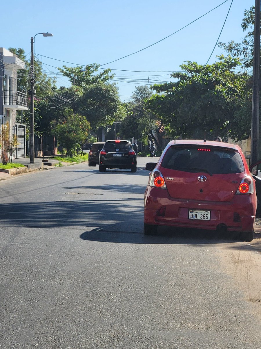 ljaguero's tweet photo. Dentro de este vehiculo estaban violentando a una mujer que en reiteradas veces intentaba bajarse. Mucha gente lo vio, pero nadie pudo hacer nada. Fue en Luque, llamé al 911 pero el vehículo siguió su rumbo. AYUDA @policia_py @menchibarriocan @oscar_marandu @Santula @gordon_katya https://t.co/BJcplqgy9t