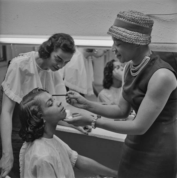 If you're going to do #FashionFriday ... Be Fashion Friday.

Model, Lillie Jones, with my grand-aunt (creator of the first Black Modeling Studio in Chicago) Bettye Everett—Lightsy (R) at her studio in Chicago, 1957.

📸: Nathan

✨youtube.com/playlist?list=…
✨shorturl.at/jMR49