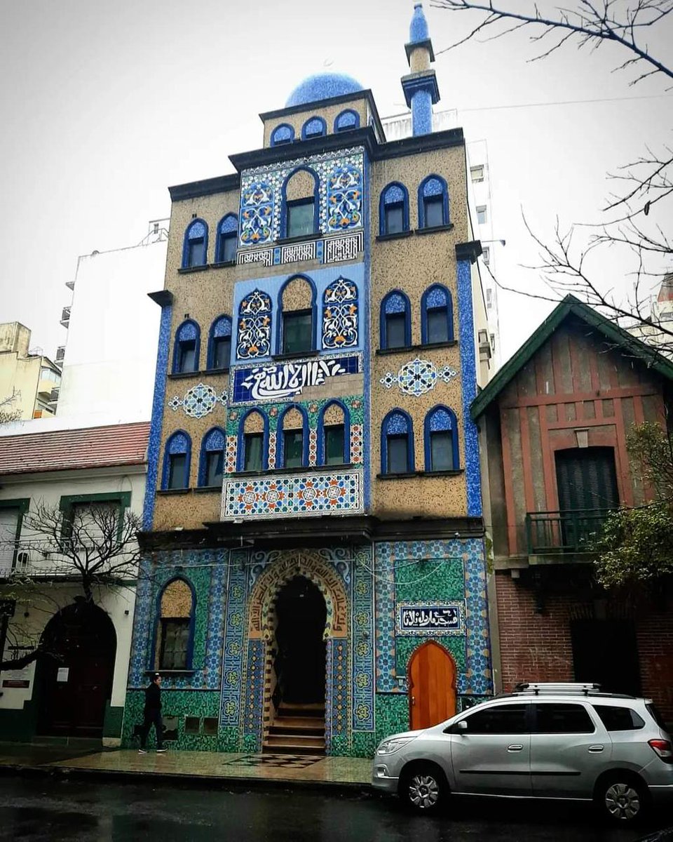 ✍🏻.. مسجد Mar del plata في الأرجنتين بصبغة أندلسية تم تشييده 2014م
وفن المدجنين (موديخاريس ـ Mudejares) واضح و جلي في تفاصيله وعبارة "و لا غالب إلا الله" تتربع على عرش جماله

فن المدجنين: هو الفن المعماري الذي نقله الأندلسيون الذين هاجروا إلى أمريكا الجنوبية