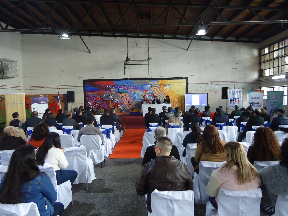 VioDemos_Chile's tweet photo. 🤚El viernes 19 de mayo, @soldibujos y Angel Aedo presentaron el libro “De ida y vuelta” en la Escuela Hugo Morales Bizama del Centro Penitenciario Femenino de San Miguel📲https://t.co/GvWb6b2ODu https://t.co/cwlhjiGhf8