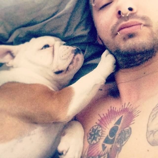 alien, vai mesmo passar por essa fotinha sem comentar seu apelido e a tag OUÇA 2001 NO SPOTIFY ??