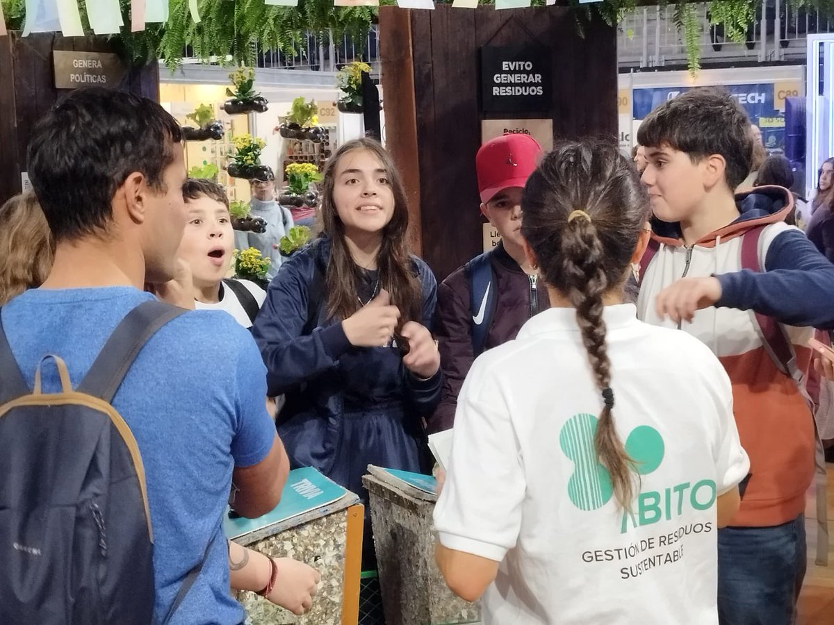 GSilvera06's tweet photo. Los estudiantes del CEA 183 Nelson Mandela @UTU_Uruguay presentes en la Expo Uruguay Sostenible @MAmbienteuy generando alianzas para la sostenibilidad en el día a día. https://t.co/exqHNZTkDM