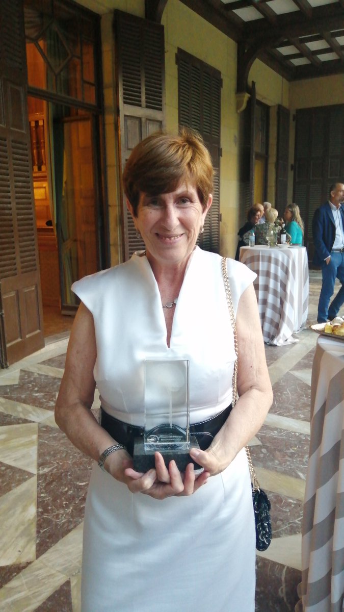 tmearmen's tweet photo. Gracias a la S. E. N. @seneurologia y al Grupo de Estudio de E. Desmielinizantes por haberme concedido este premio. Un honor y un placer compartirlo con el resto de premiados en un acto muy emotivo en Donosti https://t.co/iY182ezoIo