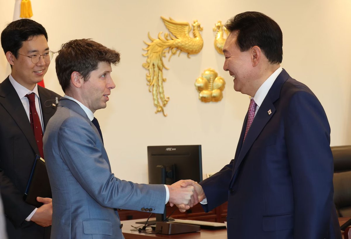 sama's tweet photo. honored to discuss ai with President Yoon. first visit to 🇰🇷—such a wonderful country! https://t.co/Ev3PSMx9cW
