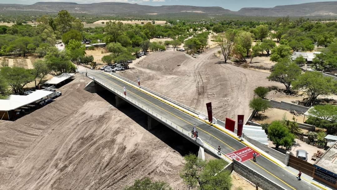 CCS_Zac's tweet image. Durante varios sexenios, las promesas resultaron infructuosas y, hoy, por fin, el Gobernador @DavidMonrealA hizo posible la reconstrucción del puente vehicular que une a las comunidades San Antonio y La Troje, en #Tepetongo
#BienestarYProgreso
Conoce más: bit.ly/3qD1cQ0