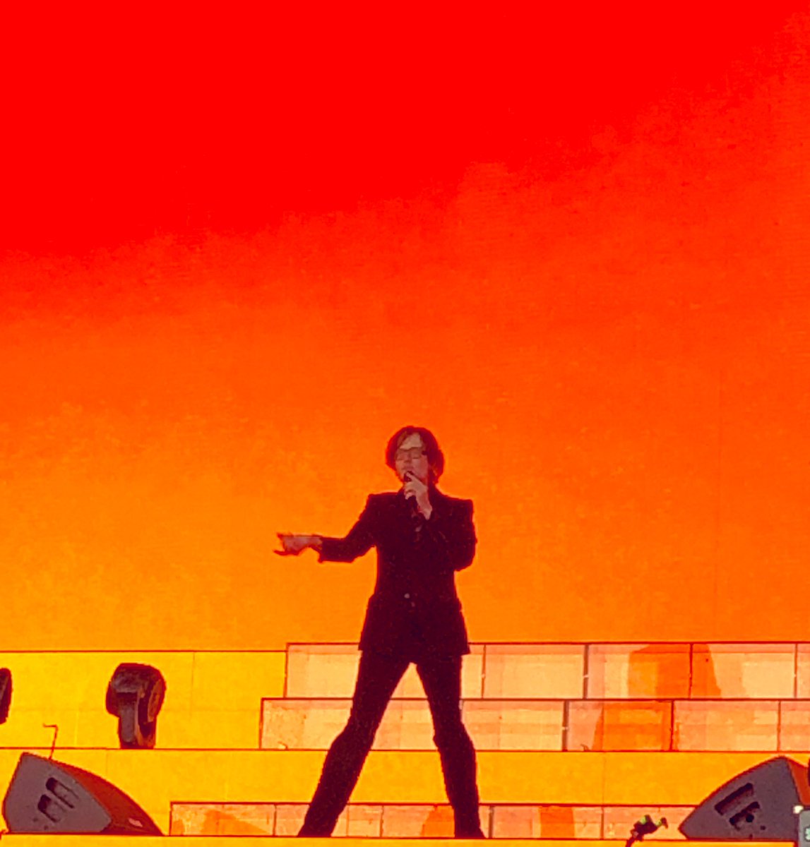 daveGildedALM's tweet photo. Perhaps only comparable to @IggyPop in that no matter how superb the musicians around him are ( &amp; the expanded #PULP are amazing) #JarvisCocker is so magnetic your 👀’s never leave him. A trip back through my days of #Razzamataz #Babies #LipGloss #DoYouRememberTheFirstTime 12”s https://t.co/UoMQh0326j