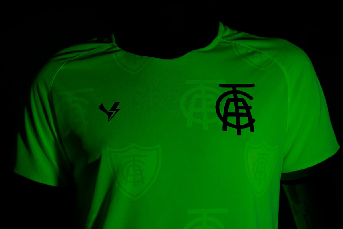 VULGAOTT's tweet photo. E o novo uniforme do América que tem detalhes que aparecem em contato com a água e o suor? https://t.co/hAw8Xl0glG