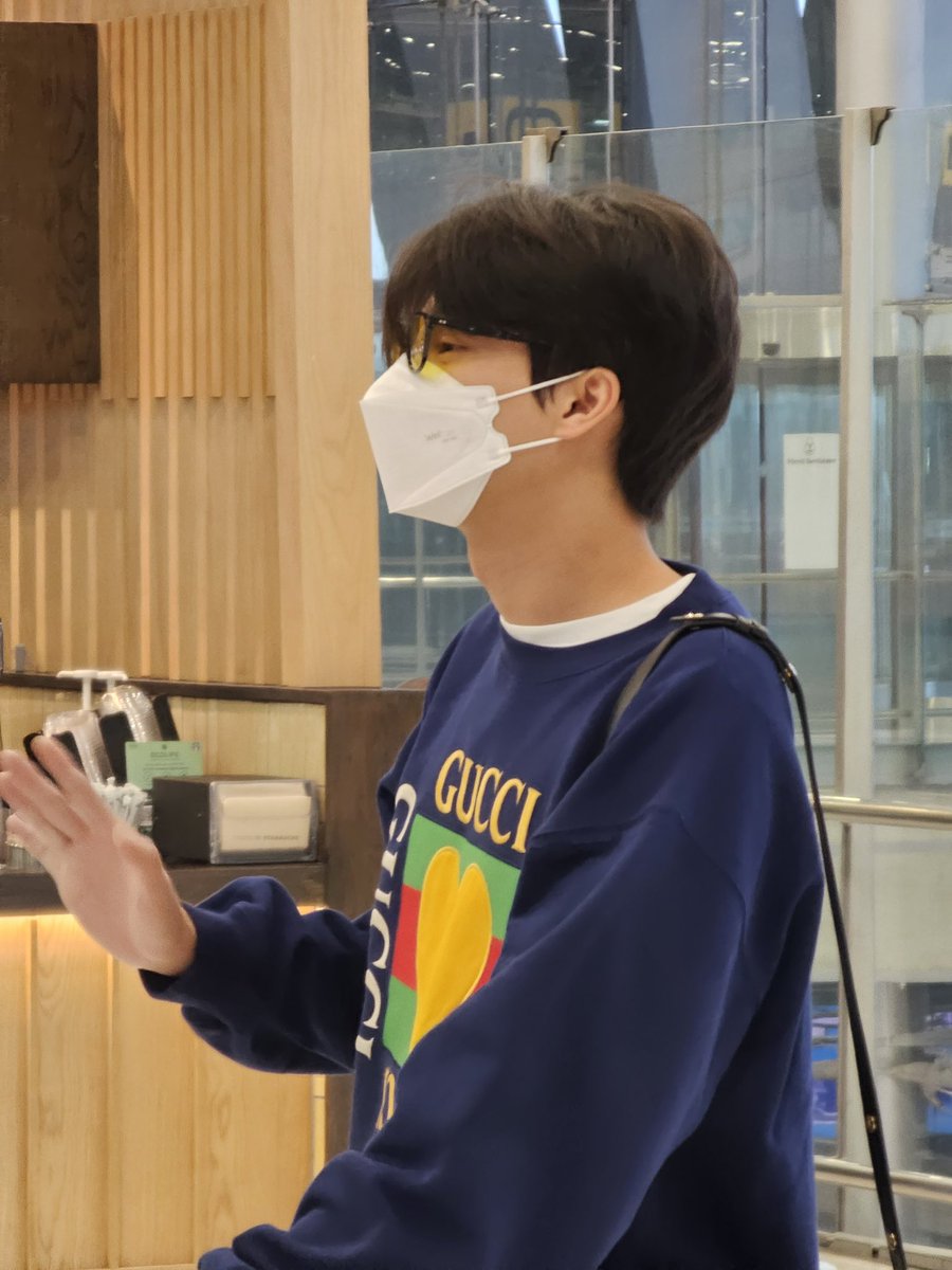 Gulfkanawutofc's tweet photo. โง้ยยยยย~ น้องกลัฟน่ารักอะ☺️

SAFE FLIGHT GULF KANAWUT
#GulfgotoTaipei https://t.co/a8aDjVxTEK