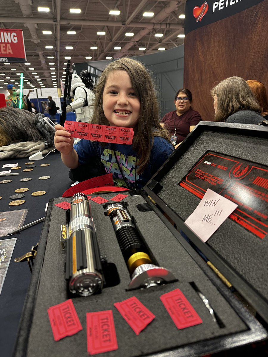 Peter & Angie Mayhew’s granddaughter Kassy will give you raffle tickets with any donation - you might win the Galaxy’s Edge Exclusive Anakin & Obi-Wan lightsaber set at @FANEXPODallas. https://t.co/ORvmjfWbk0