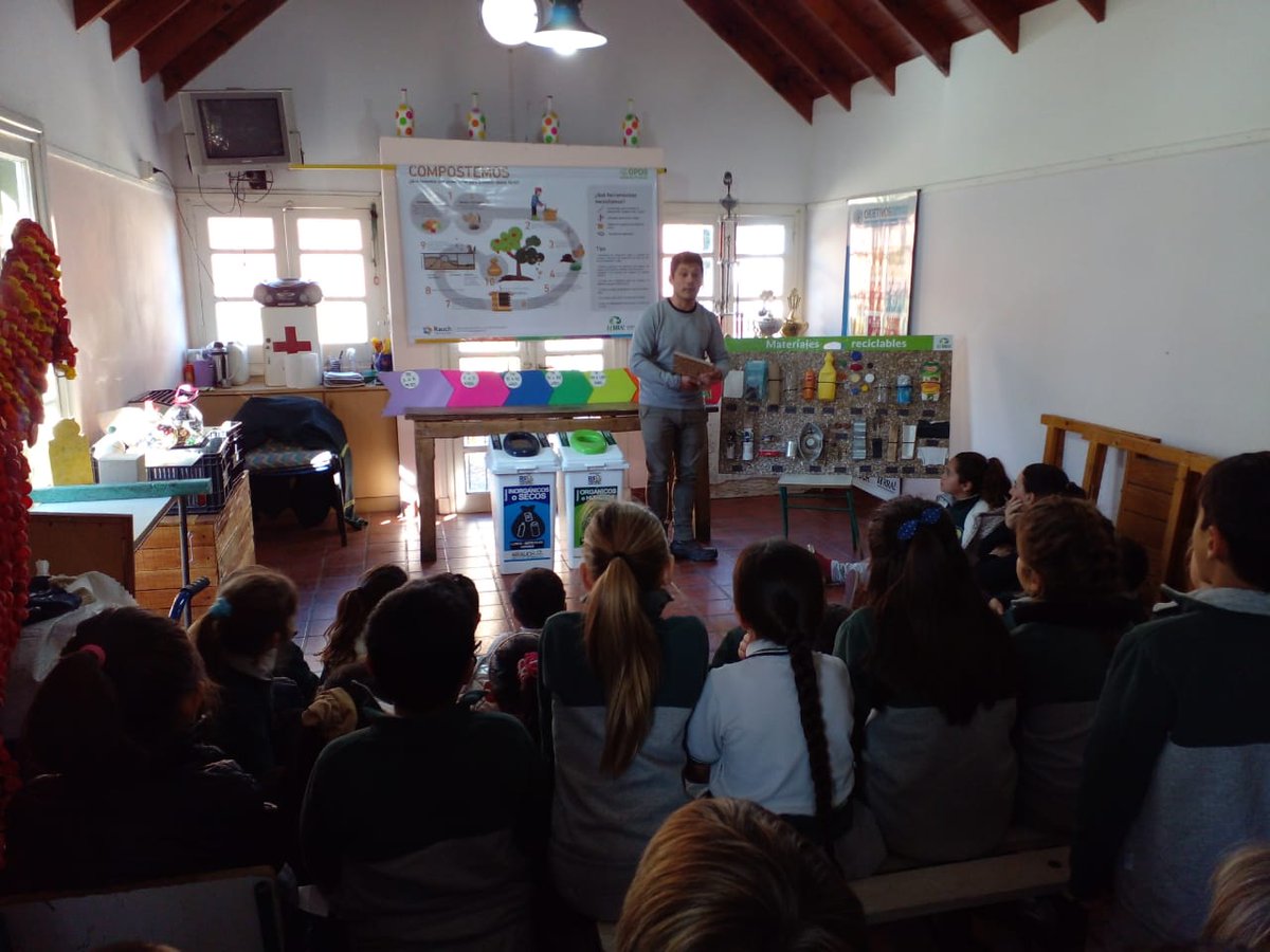 •• En la Unidad de Reciclado Rauch #URRA recibimos la visita de 3º y 4º grado del Instituto Inmaculada Concepción.
Recorrimos la planta y les contamos sobre todas las etapas que atraviesan los residuos desde que se retiran de los domicilios.

#MuniRauch