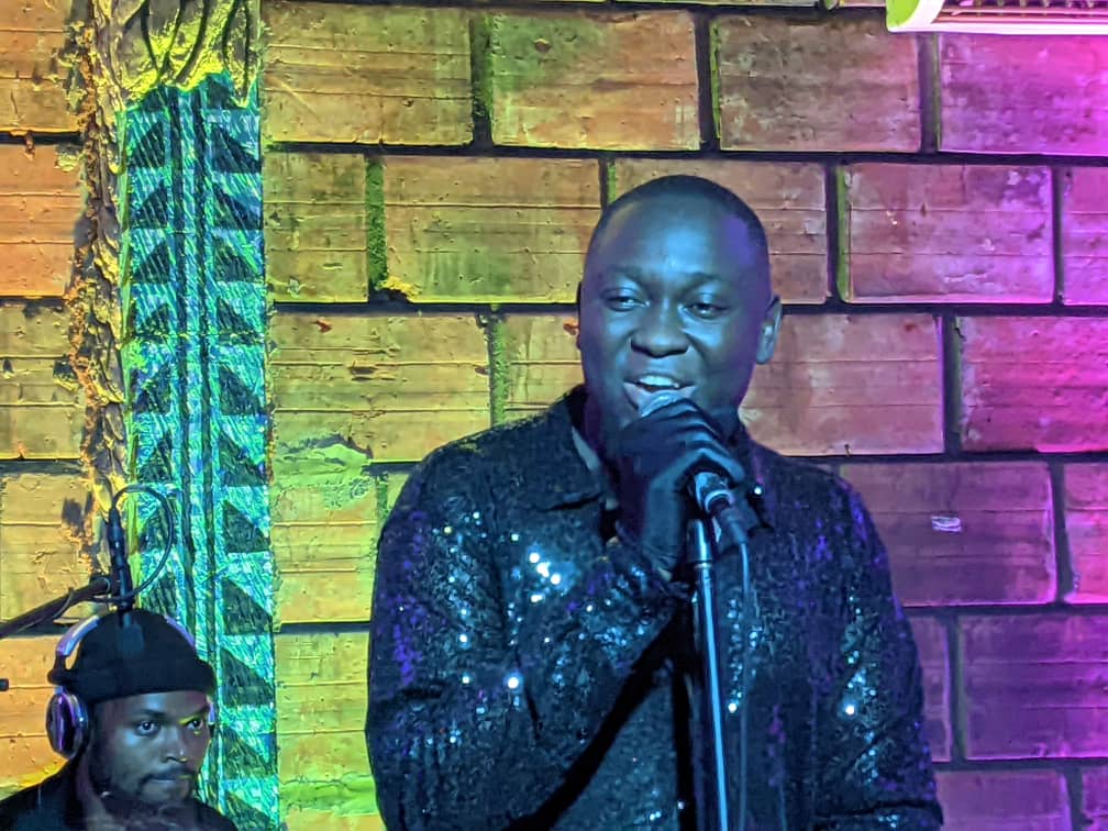 Reporter4Music's tweet photo. @aga___a a conquis la salle sur son interprétation magistrale du classique #PonaPona (1999) de #TomYoms de regrettée mémoire, extrait de son album éponyme #EvolutionTime. Tout en rythmes, avec l'élégance Sawa additionnés à l'ambiance dansante #LaMinuteDuSon 🇨🇲 https://t.co/s5KDWMogjR