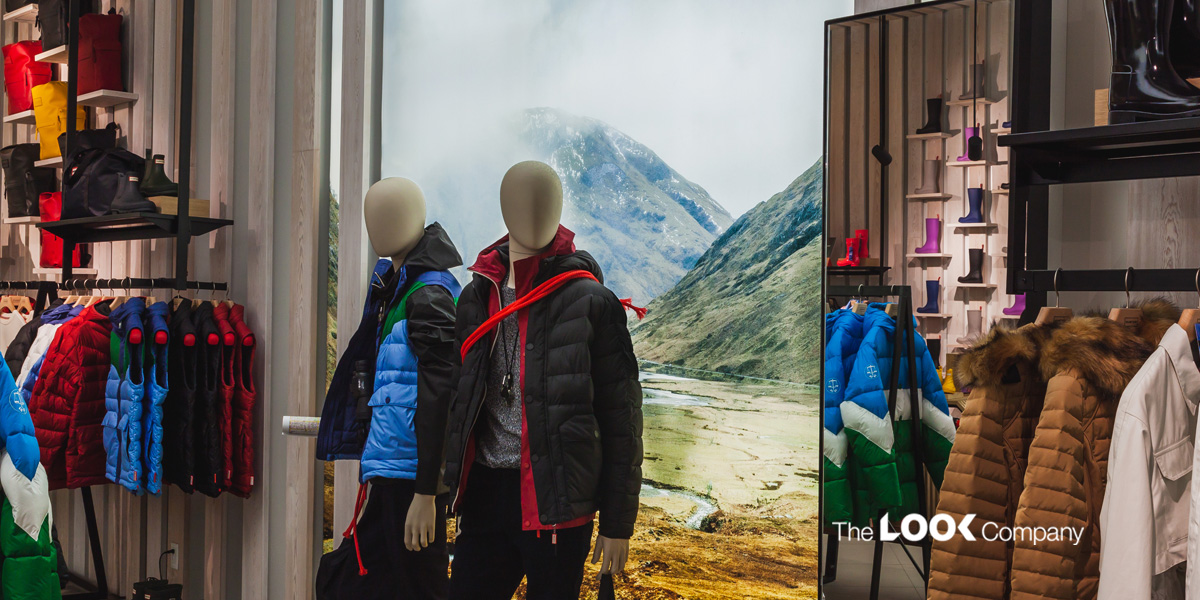 Immerse shoppers in an ambiance that puts them in the right mood and influences their decision to purchase. That’s how experiential retail can heighten the senses & connect with customers in-store. Read more here: hubs.li/Q01S-Wqk0 #visualdisplays #retailspace #SEGfabric