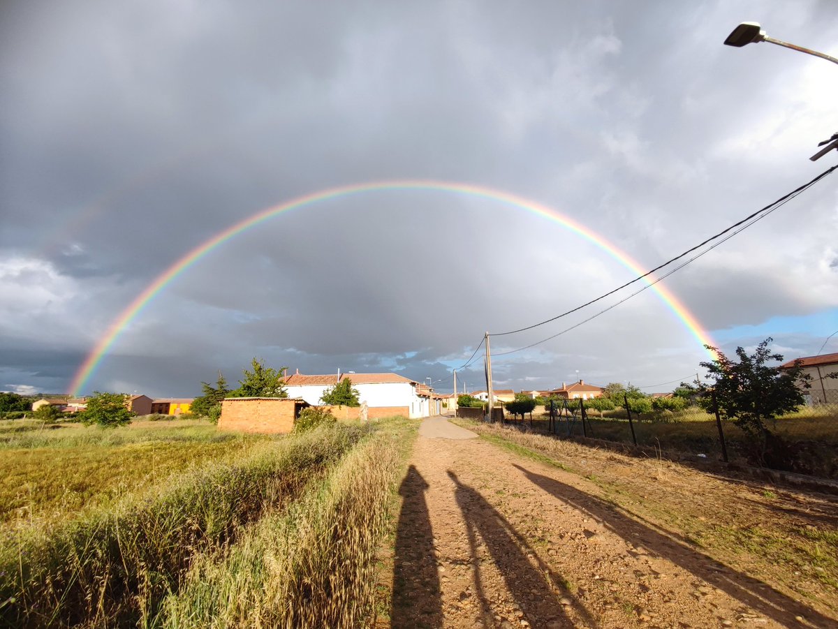 albagosu's tweet photo. @ElTiempoA3  un bello arcoiris abraza a un pequeño pueblo leones.
Antoñan del valle https://t.co/o0Wi5S9NjM