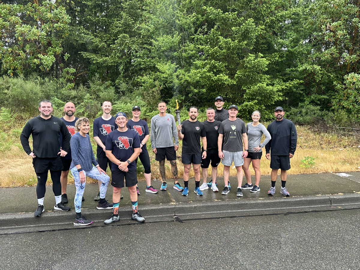 LaceyPolice's tweet image. We were honored to participate in the Law Enforcement Torch Run for Special Olympics this morning with our friends from @OlyPD and @ThurstonSheriff 🚓🤗🚨 #RainOrShine #TorchRun #SpecialOlympics #TripMadeItLikeAQuarterMile #RunForACause #LaceyUnited #LaceyPD