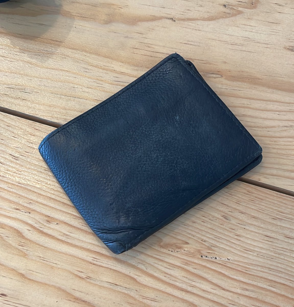 .<a href="/Trafico_ZMG/">TráficoZMGuadalajara</a> billetera negra de piel encontrada en vallarta universidad con tarjetas a nombre de Edgar M.O. La dejamos en Café Correcto Chapultepec para su recolección. Gracias #rt