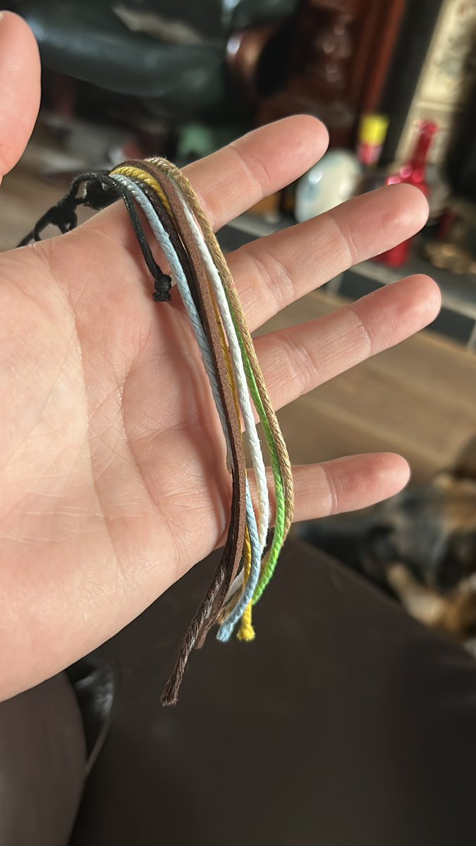 Steph_Dwyer's tweet photo. Bought this bracelet literally 4 hours ago at @KnowsleySafari and it’s broken already, for absolutely no reason 😭 https://t.co/KLc1R0zv7e