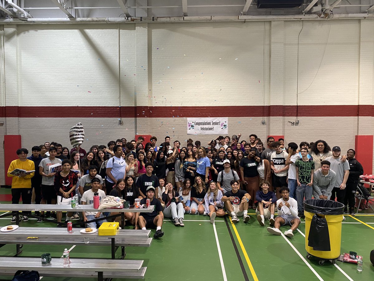The Seniors had their Senior BBQ today! Lots of smiles filled with fun and laughter ❤️ 💚 #classof2023 #seniors <a href="/GCSD_HighSchool/">Glen Cove High School</a>