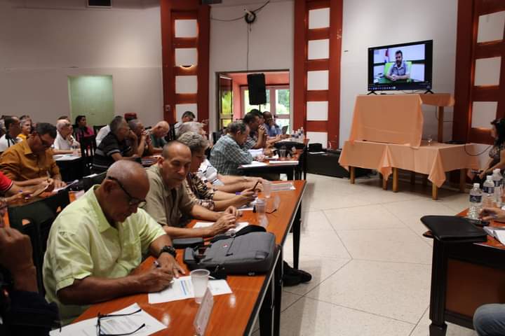 Luisyoan14's tweet photo. Yudit Hernández Carrazana Coordinadora de Programa y Objetivos presenta el proceso de elaboración y ejecución de la Línea de Energía para el desarrollo energético sostenible, eficiencia energética e incremento del empleo de las fuentes renovables de energía. #VillaClara https://t.co/kOvNecd0J2
