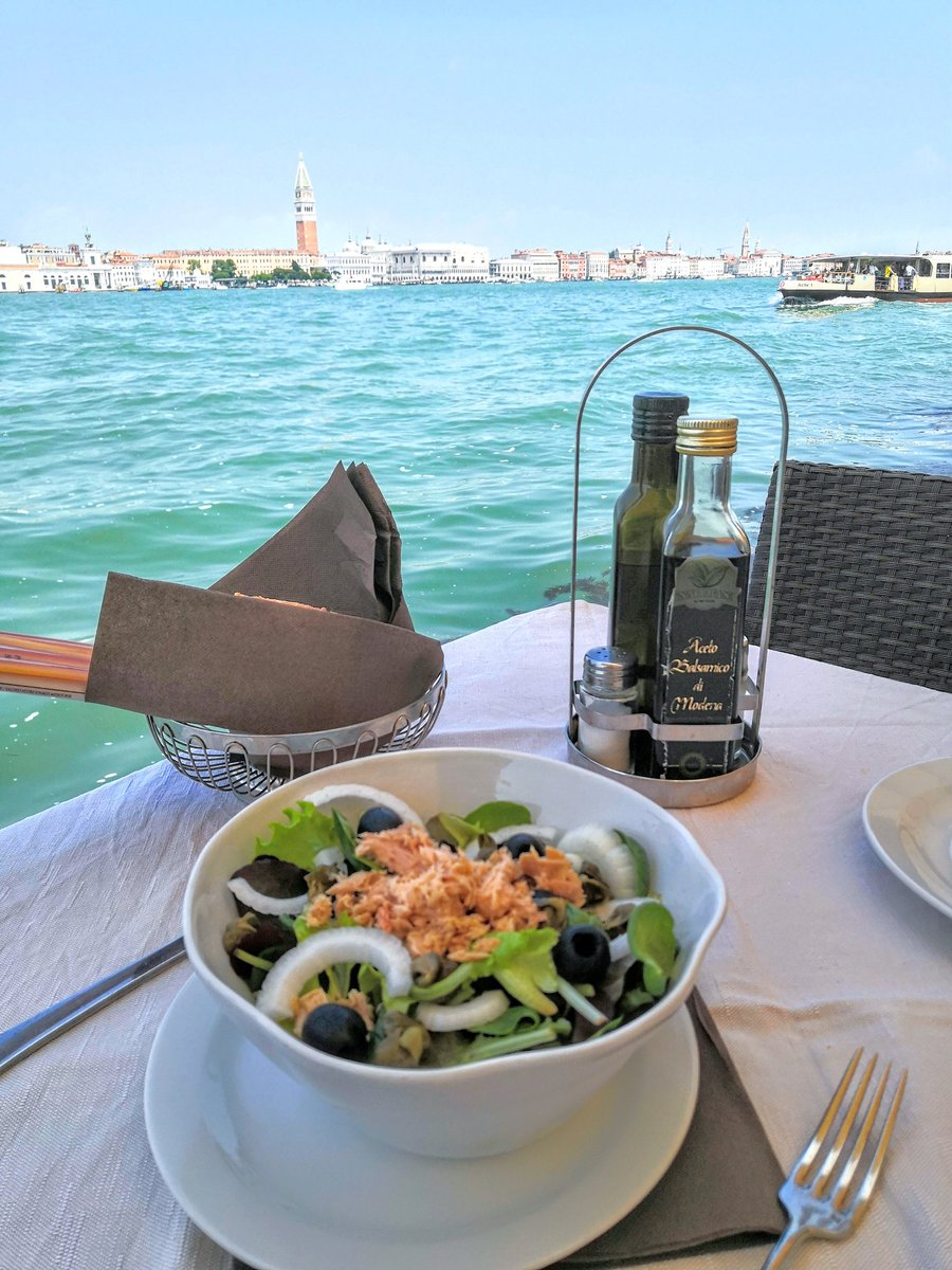 jeanserran's tweet photo. #Venetia
#Venize
#Italia
Dans tous les cafés, il n'y a plus de personnels italien 🙄 😡????
Dans les pizzerias , cafés et restaurants vous êtes servit par des Indous, malaisiens,et Chinois..
Hélas c'est pas bien pour l'image de marque de Venise, les touristes et les Italiens !🇮🇹 https://t.co/n88klTz8ql