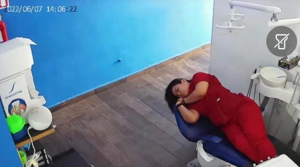 Yo: Esto de estar en el consultorio chambeando me está matando. 

Yo en la chamba: