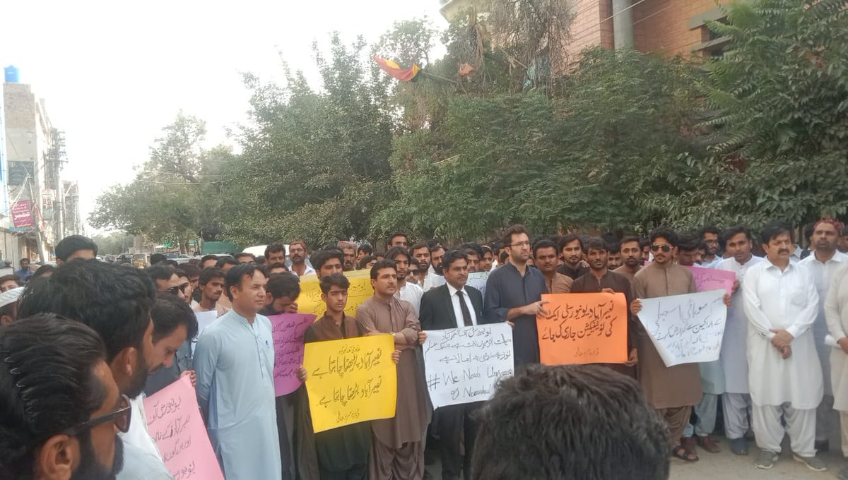 saleemsrb's tweet photo. #نصیرآباد_کو_یونیورسٹی_دو
آج کا احتجاجی مظاہرہ نصیرآباد کے اجتماعی شعور کا عکاس ہے۔ ہمارے نوجوانوں کا نعرہ ہے، معیاری تعلیم ہے حق ہمارا ، استحصال سے پاک معاشرہ۔
 یونیورسٹی آف نصیر آباد کی سمری کو منظوری کے لیے پیش کیا جائے 
@MajidBuhair 
@Senator_Baloch 
@RindBushra https://t.co/8S5tMvwcGm