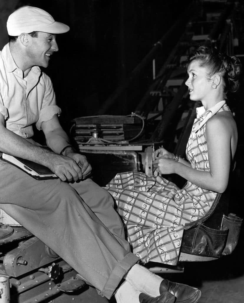 Frederi4Freeman's tweet photo. Gene Kelly and Debbie Reynolds on the set of Singin’ in the Rain in 1952 https://t.co/yKODefJ2Il