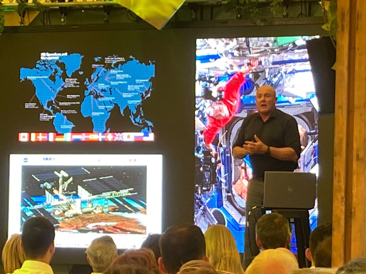 Mooie presentatie van <a href="/astro_andre/">André Kuipers</a> tijdens het 50-jarig bestaansfeest van <a href="/OerlemansPlasti/">Oerlemans Plastics</a> in Giessen!